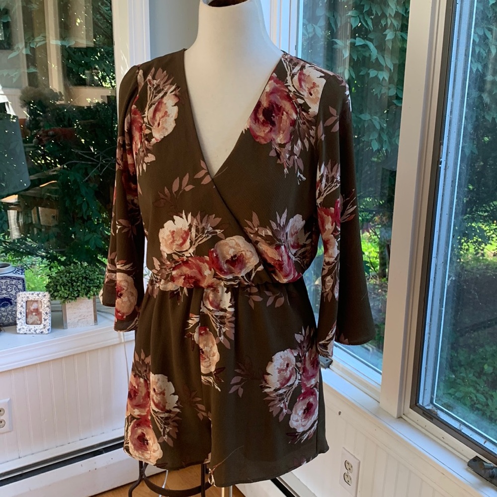 Miami Romper flare sleeves Beautiful vibrant fall colors. NWOT Size S